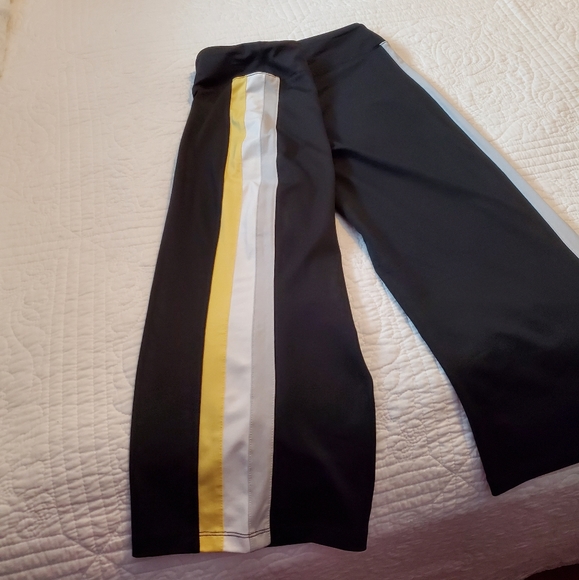 Izod golf capris with matching polo tops. - Picture 3 of 5